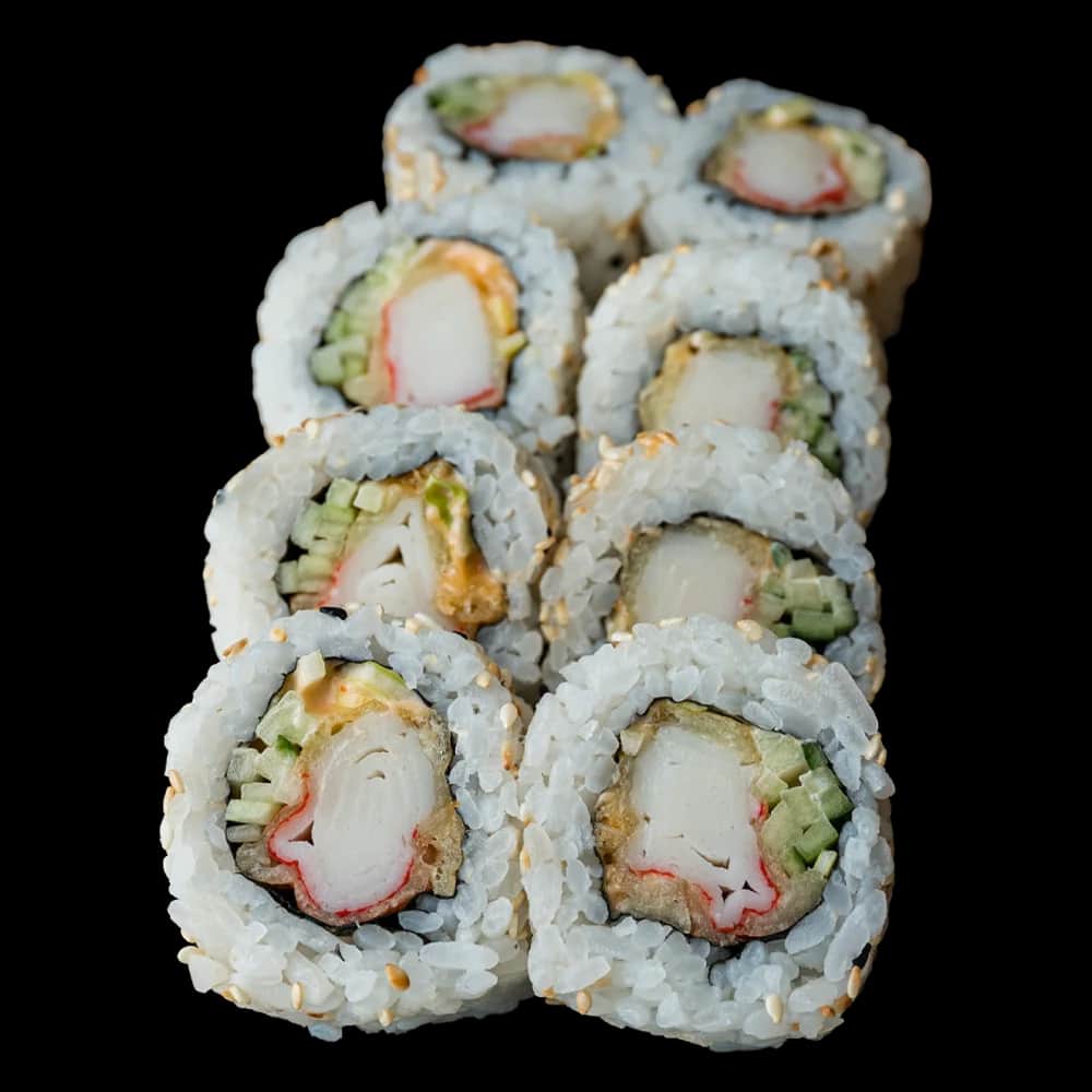 California Maki (8 szt.) – Paluszek w tempurze, spicy mayo, por, ogórek