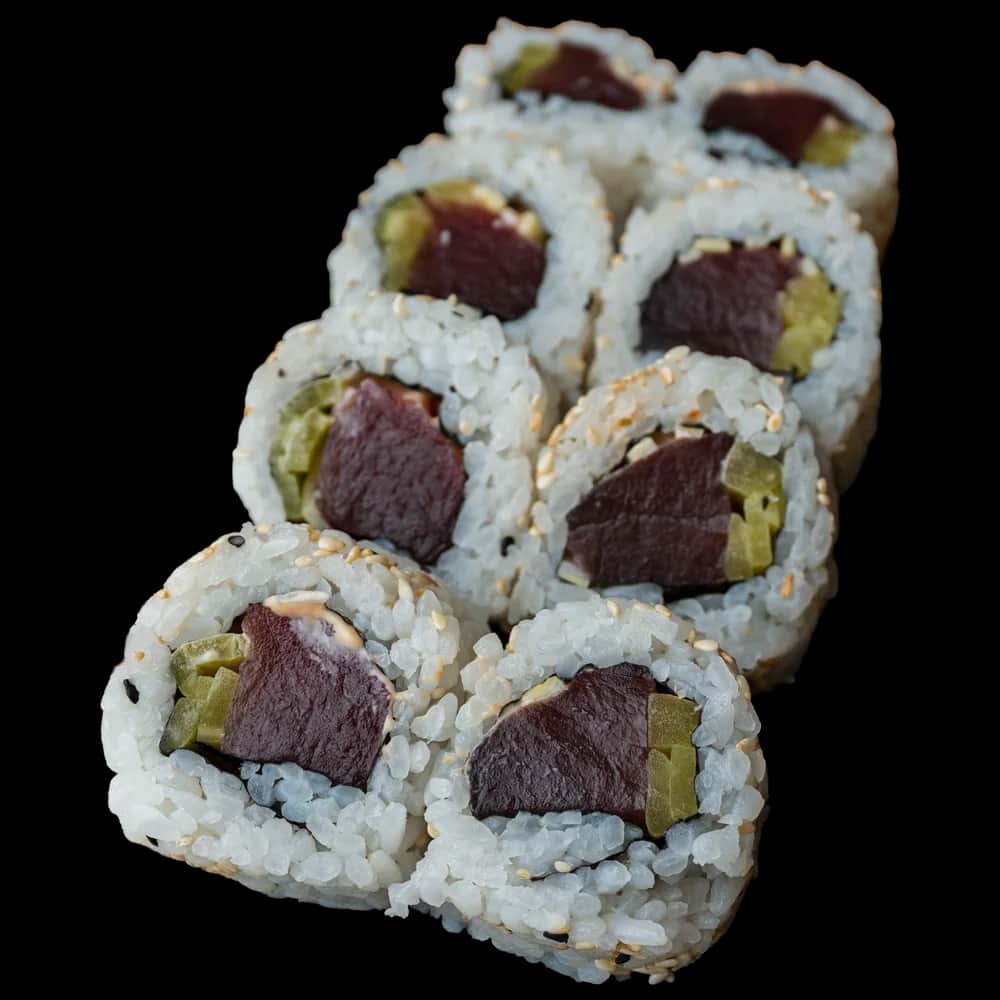 California Maki (8 szt.) – Tuńczyk surowy, spicy mayo, por, oshinko