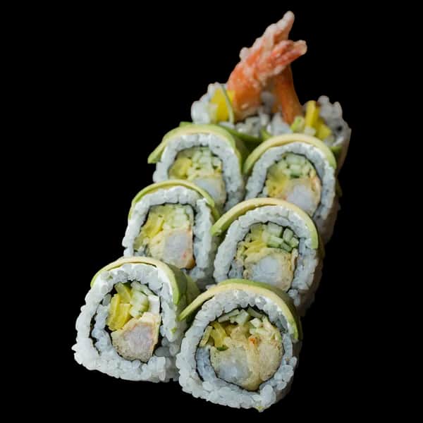 California Maki Gold – Krewetka w tempurze, spicy mayo, por, ogórek w środku; na zewnątrz awokado i sezam (8 szt.)