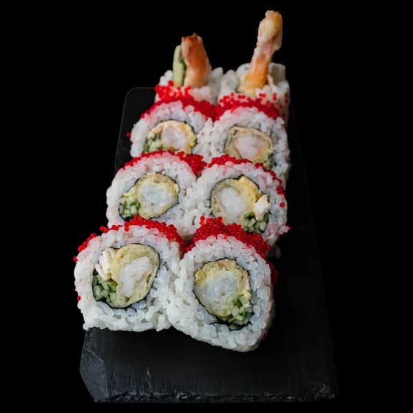 California Maki Gold – Krewetka w tempurze, spicy mayo, por, ogórek w środku; kawior na zewnątrz (8 szt.)
