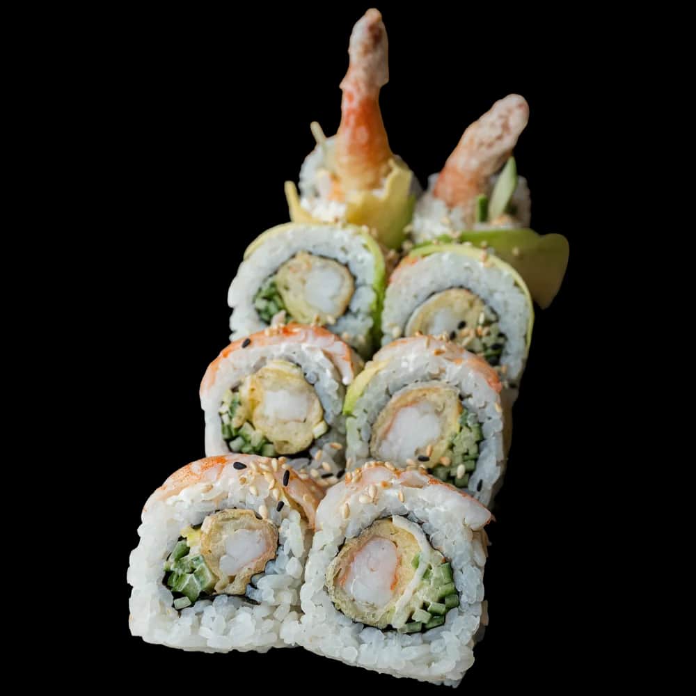California Maki Gold – Krewetka w tempurze, spicy mayo, por, ogórek w środku; na zewnątrz awokado, krewetka gotowana i sezam (8 szt.)