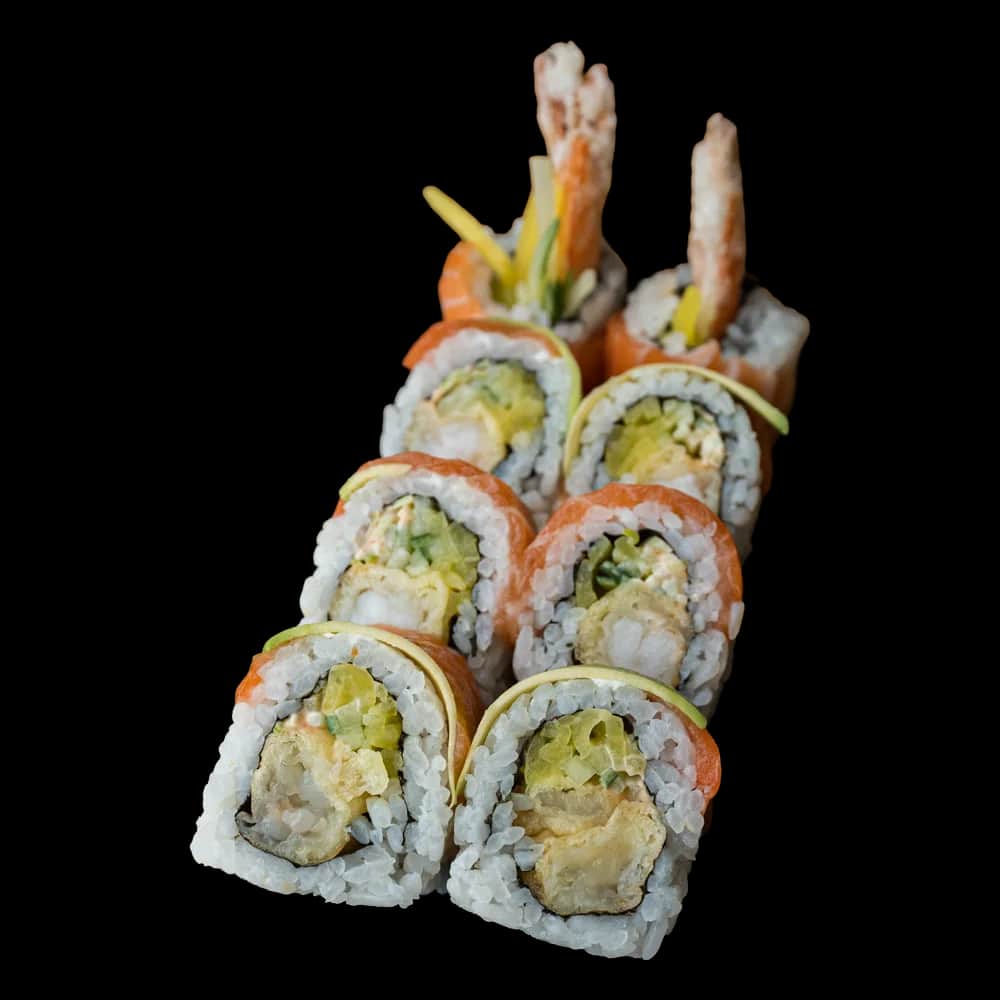 California Maki Gold – Krewetka w tempurze, spicy mayo, por, ogórek w środku; na zewnątrz łosoś, awokado i sezam (8 szt.)