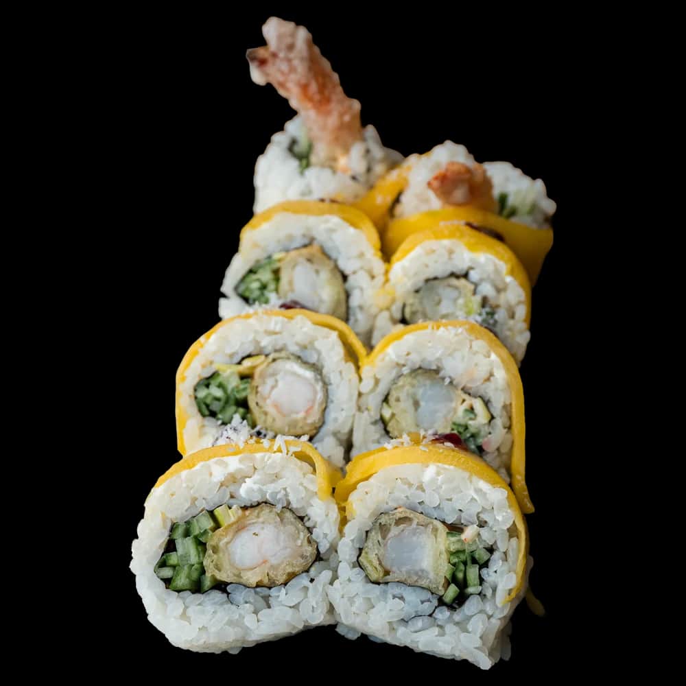 California Maki Gold – Krewetka w tempurze, spicy mayo, por, ogórek w środku; na zewnątrz mango, sos malinowy i wiórki kokosa (8 szt.)