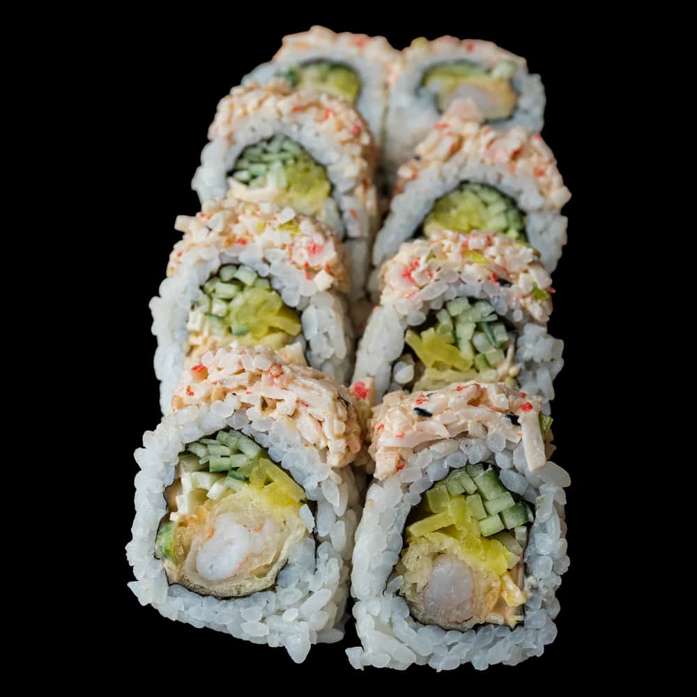 California Maki Gold – Krewetka w tempurze, spicy mayo, por, ogórek w środku; sałatka surimi na zewnątrz (8 szt.)