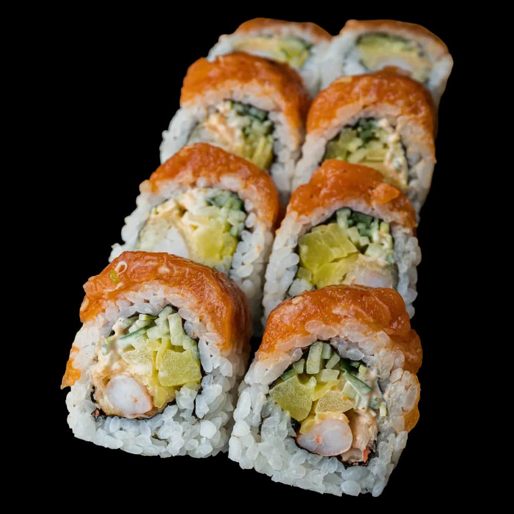 California Maki Gold – Krewetka w tempurze, spicy mayo, por, ogórek w środku; tatar z łososia na zewnątrz (8 szt.)