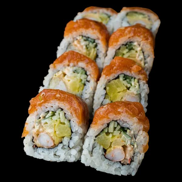 California Maki Gold – Krewetka w tempurze, spicy mayo, por, ogórek w środku; tatar z łososia na zewnątrz (8 szt.)