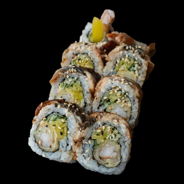 California Maki Gold – Krewetka w tempurze, spicy mayo, por, ogórek w środku; na zewnątrz węgorz, sezam i sos teriyaki (8 szt.)