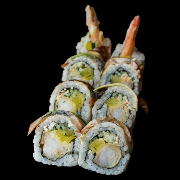 California Maki Gold – Krewetka w tempurze, spicy mayo, por, ogórek w środku; na zewnątrz węgorz, awokado i sezam (8 szt.)