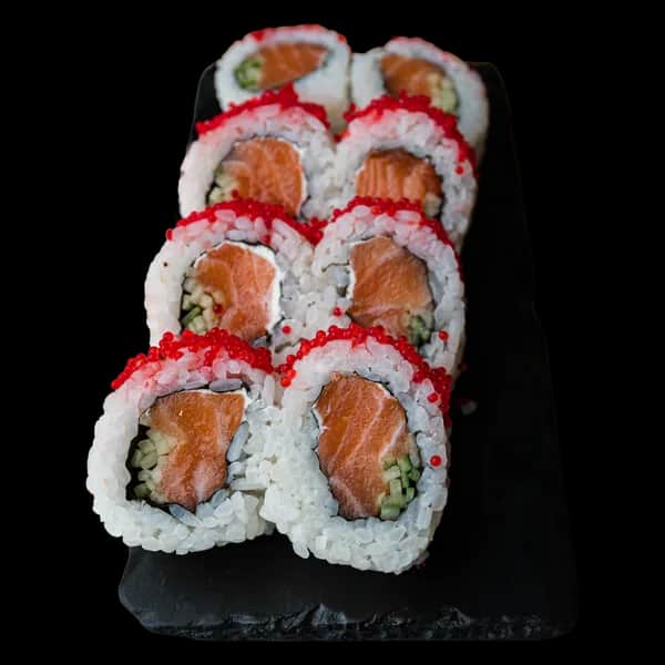 California Maki Gold – Łosoś surowy, serek, ogórek w środku; kawior na zewnątrz (8 szt.)