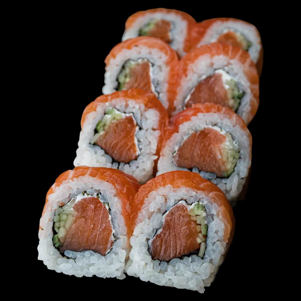 California Maki Gold – Łosoś surowy, serek, ogórek w środku; łosoś surowy na zewnątrz (8 szt.)