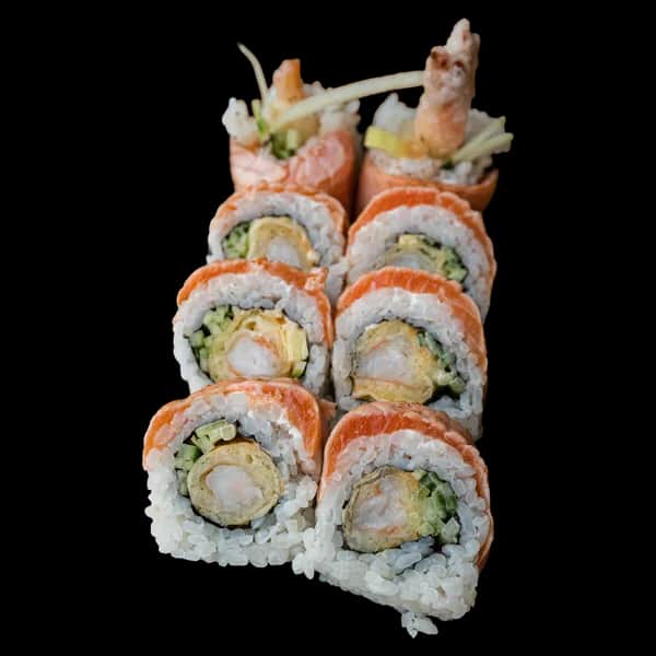 California Maki Gold – Krewetka w tempurze, spicy mayo, por, ogórek w środku; opiekany łosoś na zewnątrz (8 szt.)