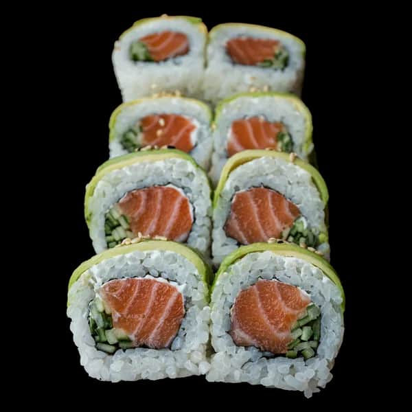 California Maki Gold – Łosoś surowy, serek, ogórek w środku; na zewnątrz awokado i sezam (8 szt.)