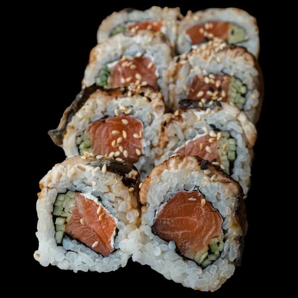 California Maki Gold – Łosoś surowy, serek, ogórek w środku; na zewnątrz węgorz, sezam i sos teriyaki (8 szt.)