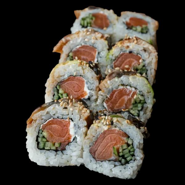 California Maki Gold – Łosoś surowy, serek, ogórek w środku; na zewnątrz węgorz, awokado, sezam i sos teriyaki (8 szt.)