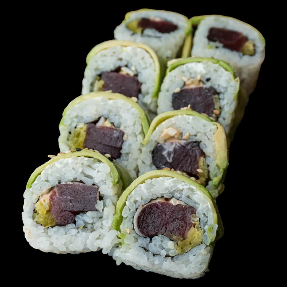 California Maki Gold – Tuńczyk surowy, spicy mayo, por, oshinko w środku; awokado na zewnątrz (8 szt.)