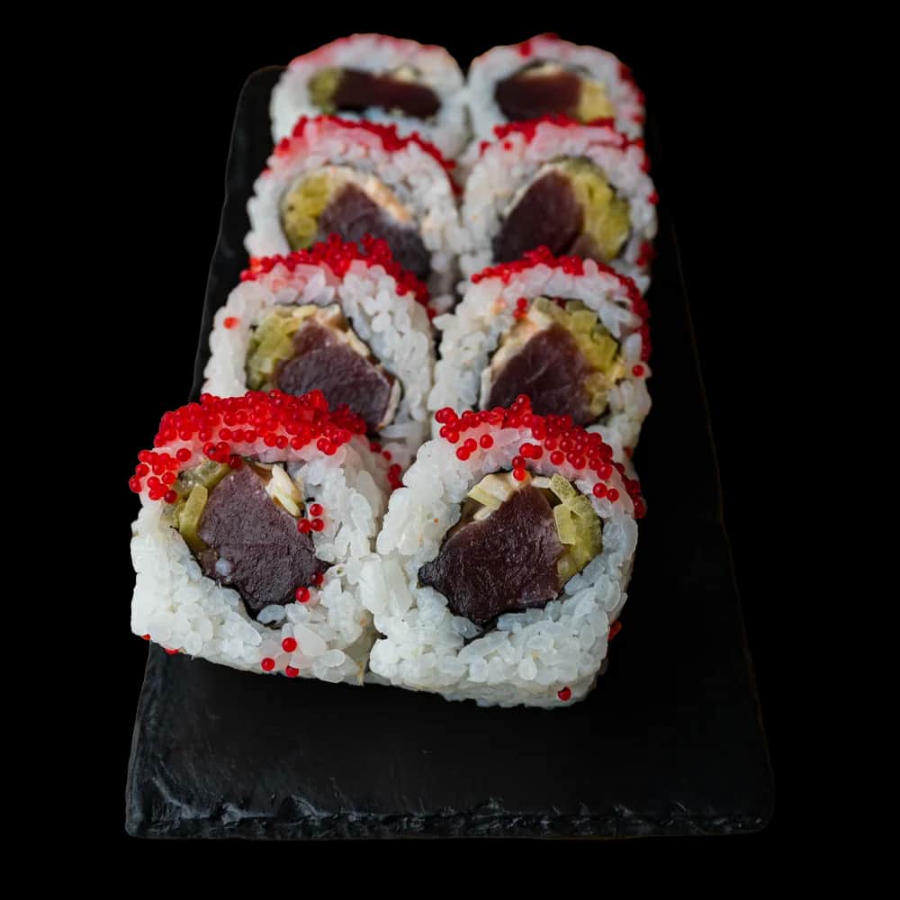 California Maki Gold – Tuńczyk surowy, spicy mayo, por, oshinko w środku; kawior na zewnątrz (8 szt.)