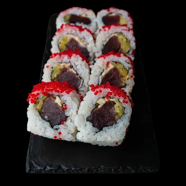 California Maki Gold – Tuńczyk surowy, spicy mayo, por, oshinko w środku; kawior na zewnątrz (8 szt.)