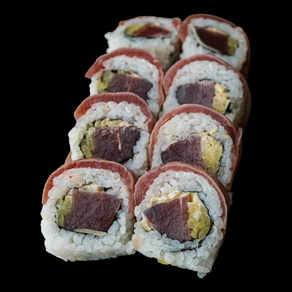California Maki Gold – Tuńczyk surowy, spicy mayo, por, oshinko w środku; opiekany tuńczyk na zewnątrz (8 szt.)