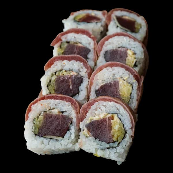California Maki Gold – Tuńczyk surowy, spicy mayo, por, oshinko w środku; opiekany tuńczyk na zewnątrz (8 szt.)