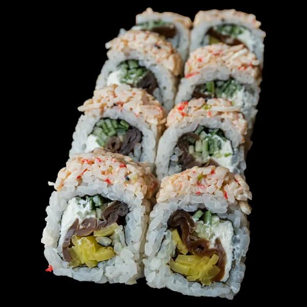 California Maki Gold – Warzywa w środku (ogórek, oshinko, kanpyo), serek; sałatka surimi na zewnątrz (8 szt.)