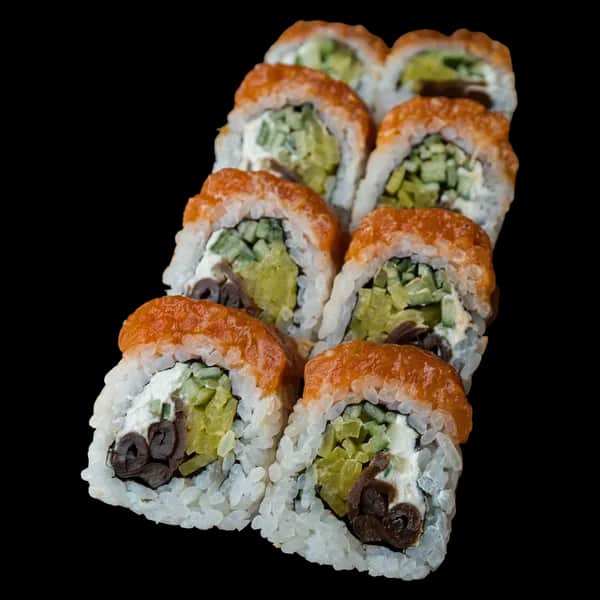 California Maki Gold – Warzywa w środku (ogórek, oshinko, kanpyo), serek; tatar z łososia na zewnątrz (8 szt.)