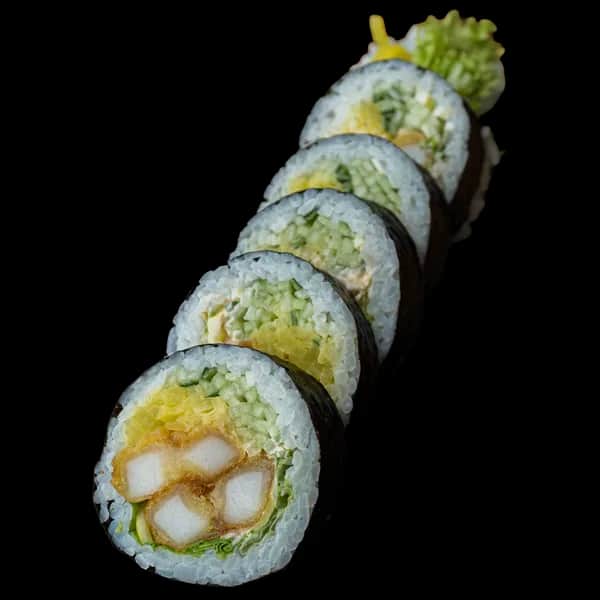 Futomaki – Kalmary w tempurze, spicy mayo, por, ogórek, oshinko (6 szt.)