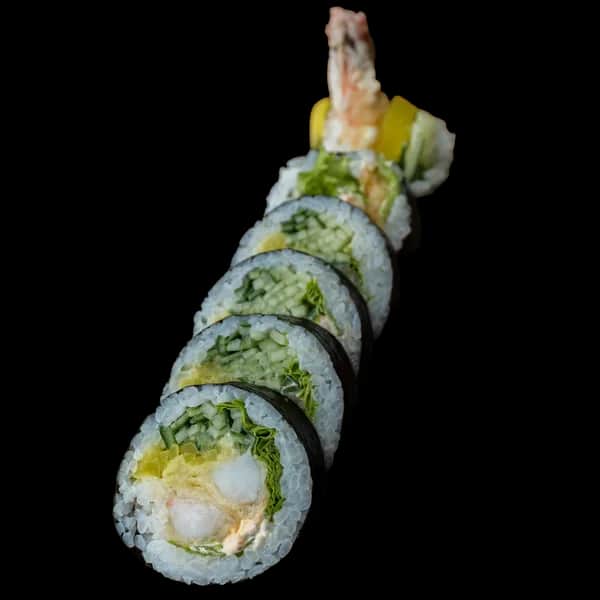 Futomaki – Krewetka w tempurze, spicy mayo, por, ogórek, oshinko (6 szt.)