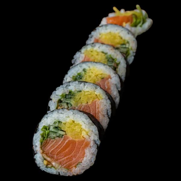 Futomaki – Łosoś, sriracha, por, ogórek, oshinko (6 szt.)