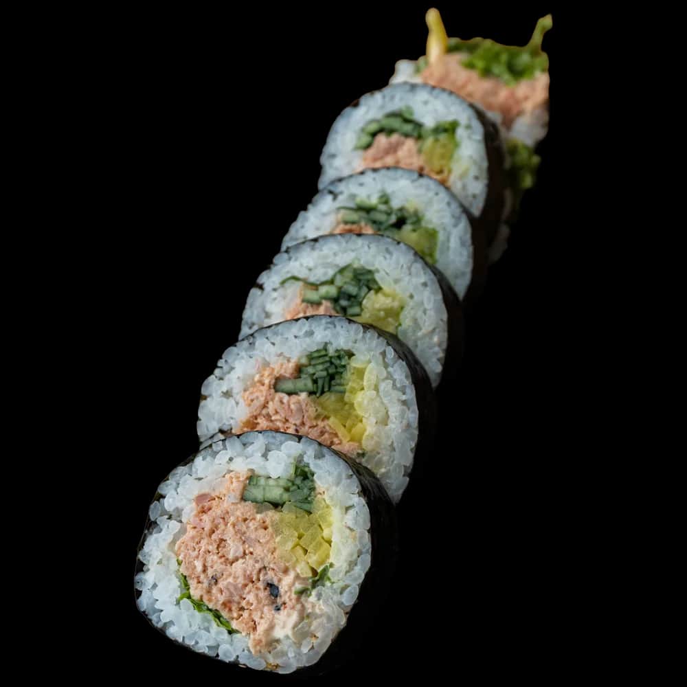 Futomaki – Pasta z tuńczyka, spicy mayo, ogórek, oshinko (6 szt.)