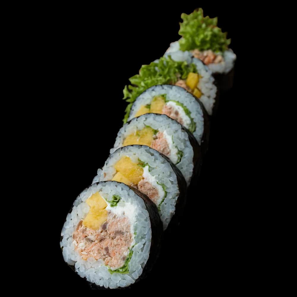 Futomaki – Łosoś pieczony, serek, mango, sos teriyaki, migdały (6 szt.)
