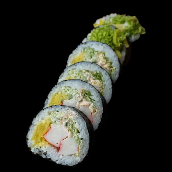 Futomaki – Paluszek krabowy, spicy mayo, por, ogórek, oshinko (6 szt.)