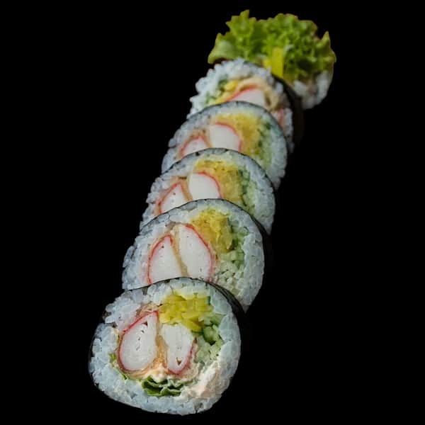 Futomaki – Paluszek krabowy w tempurze, spicy mayo, por, ogórek, oshinko (6 szt.)
