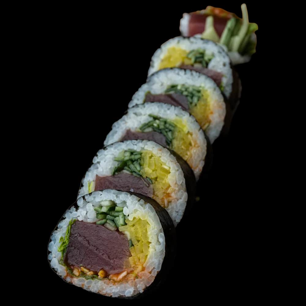 Futomaki – Tuńczyk surowy, sriracha, por, ogórek, oshinko (6 szt.)