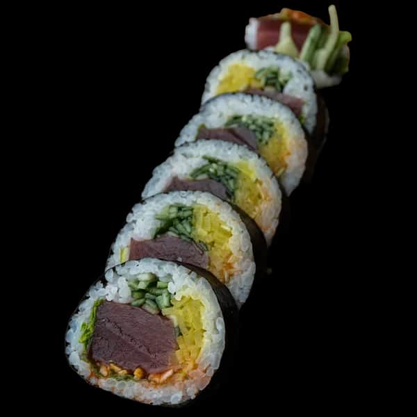 Futomaki – Tuńczyk surowy, sriracha, por, ogórek, oshinko (6 szt.)
