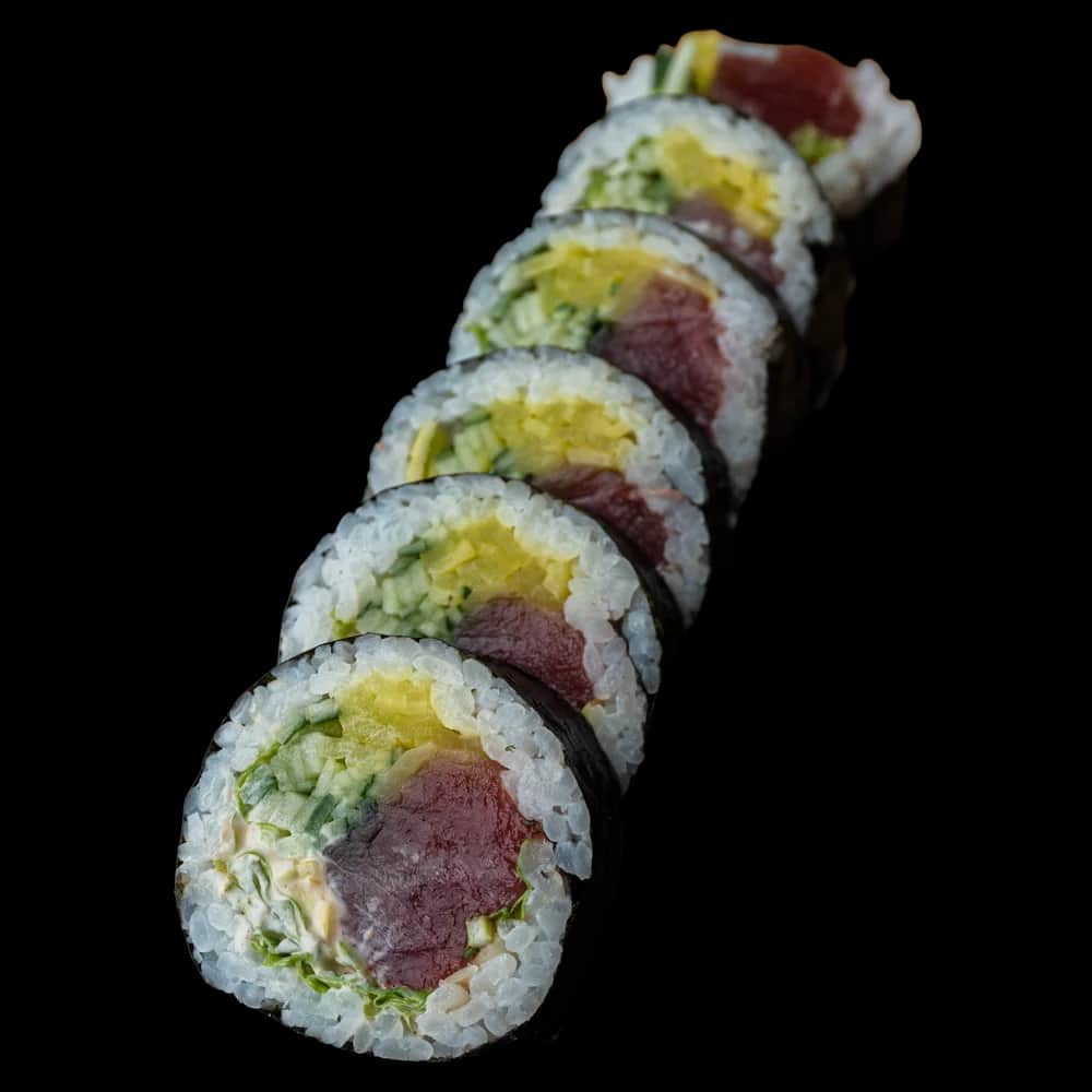 Futomaki – Tuńczyk surowy, spicy mayo, por, ogórek, oshinko (6 szt.)