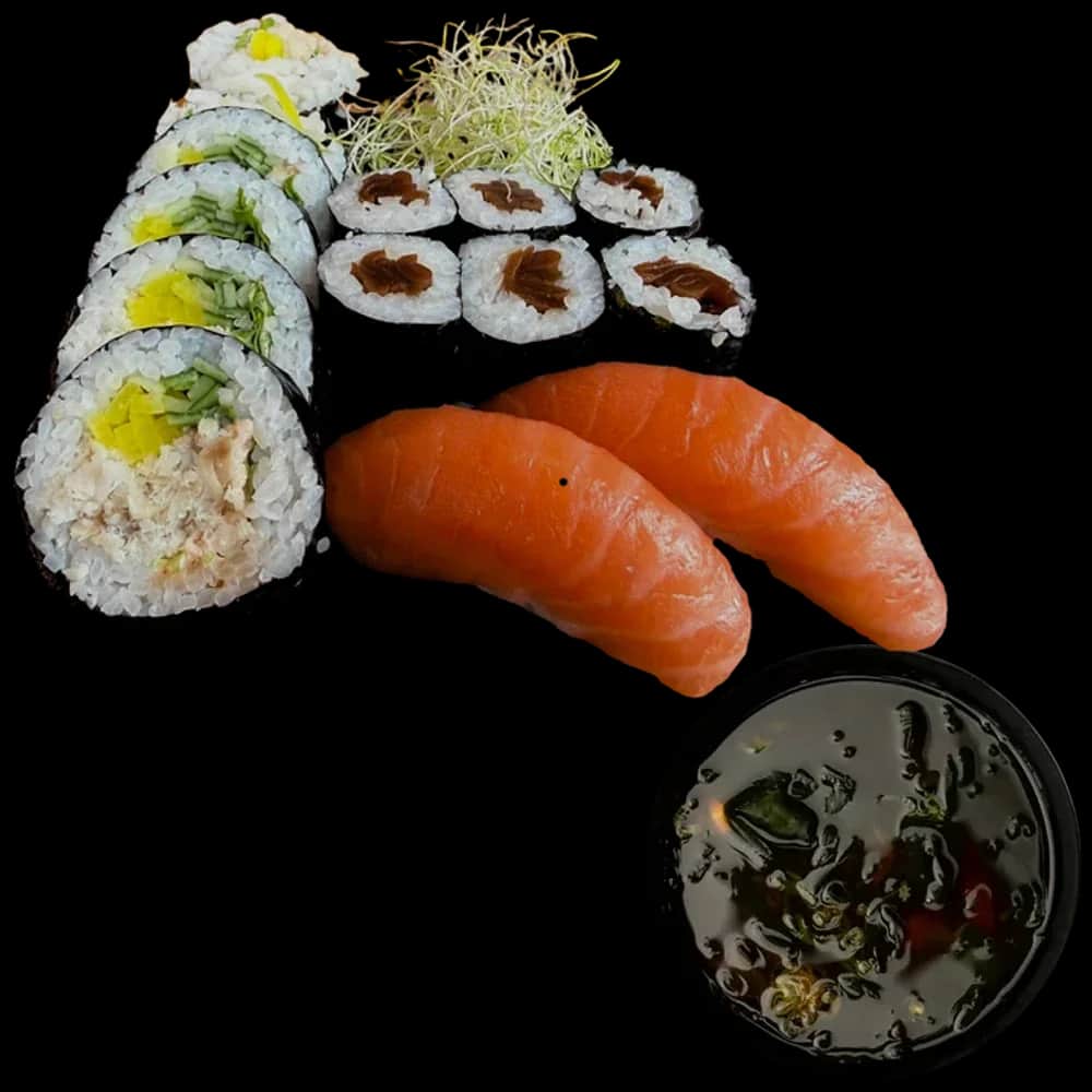 Zestaw lunchowy: futomaki z doradą, hosomaki z kanpyo, dwa nigiri z łososiem i zupa miso