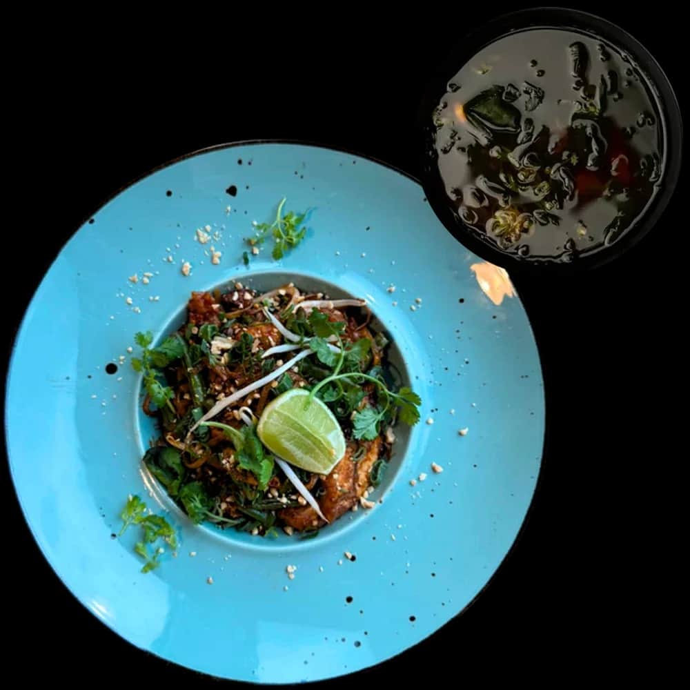 Lunch: pad thai na niebieskim talerzu i zupa miso