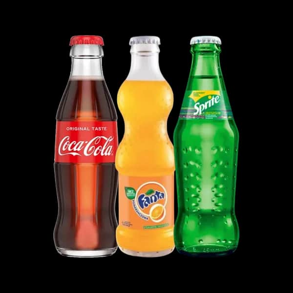 Coca-Cola, Fanta i Sprite w szklanych butelkach obok siebie
