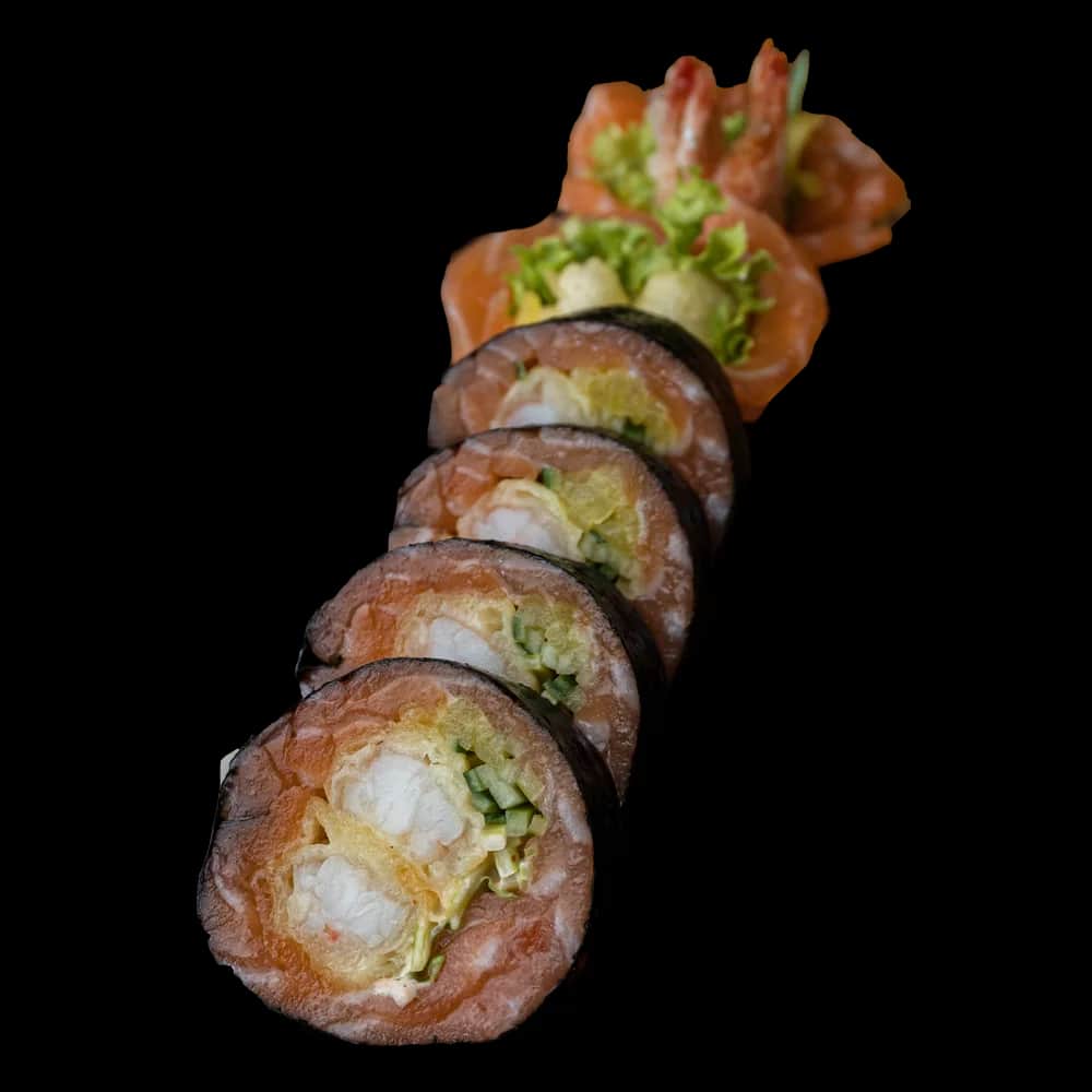 Sashimi Maki – Łosoś, krewetka w tempurze, spicy mayo, por, ogórek, oshinko (6 szt.)