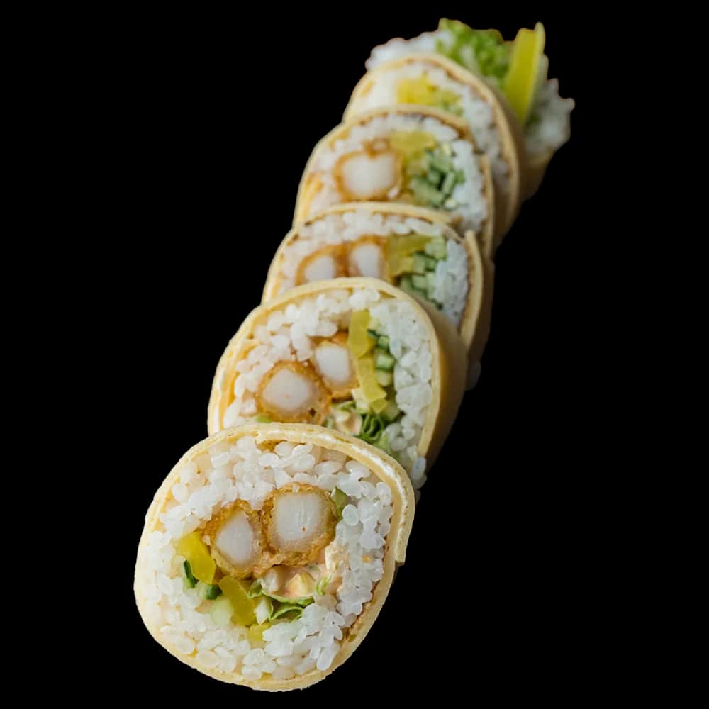 Tamago Maki – Kalmary w tempurze, spicy mayo, por, ogórek, oshinko (6 szt.)