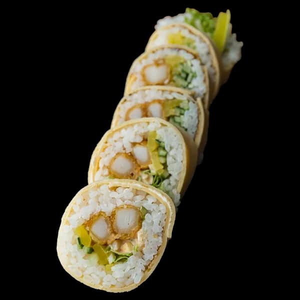 Tamago Maki – Kalmary w tempurze, spicy mayo, por, ogórek, oshinko (6 szt.)