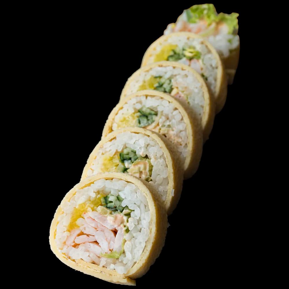 Tamago Maki – Krewetka gotowana, spicy mayo, por, ogórek, oshinko (6 szt.)