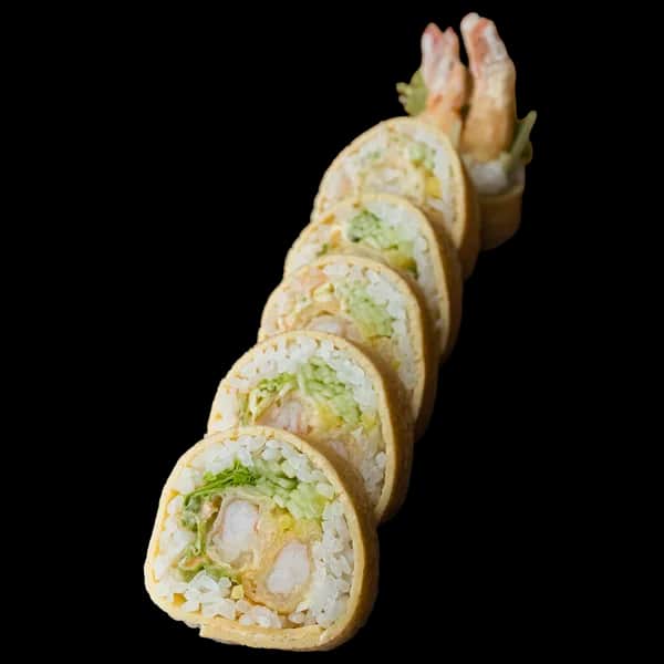 Tamago Maki – Krewetka w tempurze, spicy mayo, por, ogórek, oshinko (6 szt.)