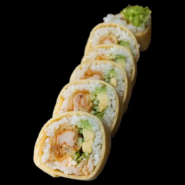 Tamago Maki – Kurczak w tempurze, spicy mayo, por, ogórek, awokado (6 szt.)