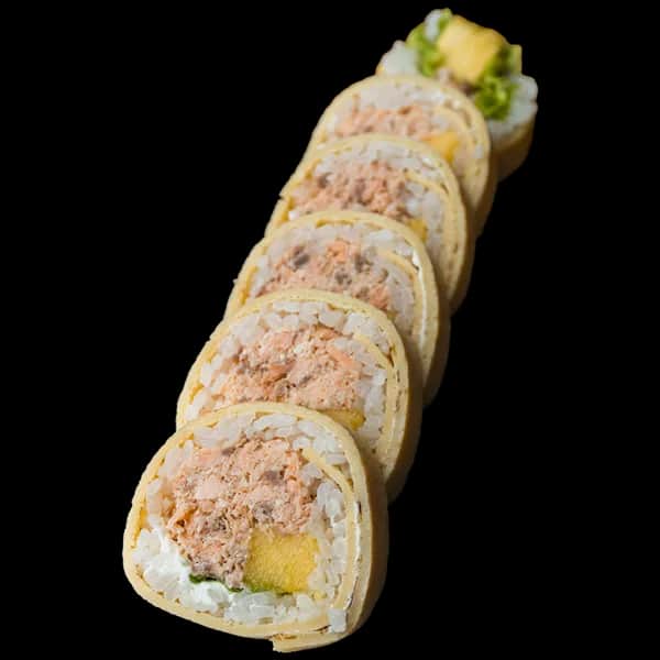 Tamago Maki – Łosoś pieczony, serek, mango, sos teriyaki, migdały (6 szt.)