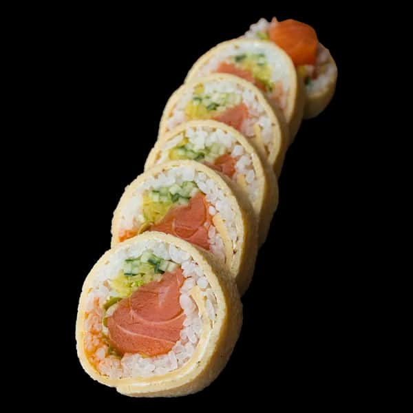 Tamago Maki – Łosoś, sriracha, por, ogórek, oshinko (6 szt.)