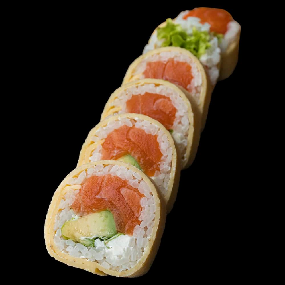 Tamago Maki – Łosoś surowy, serek, awokado (6 szt.)