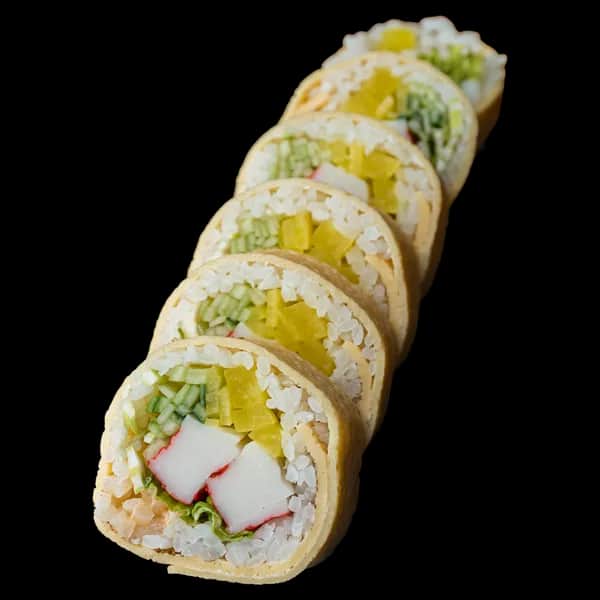 Tamago Maki – Paluszek krabowy, spicy mayo, por, ogórek, oshinko (6 szt.)
