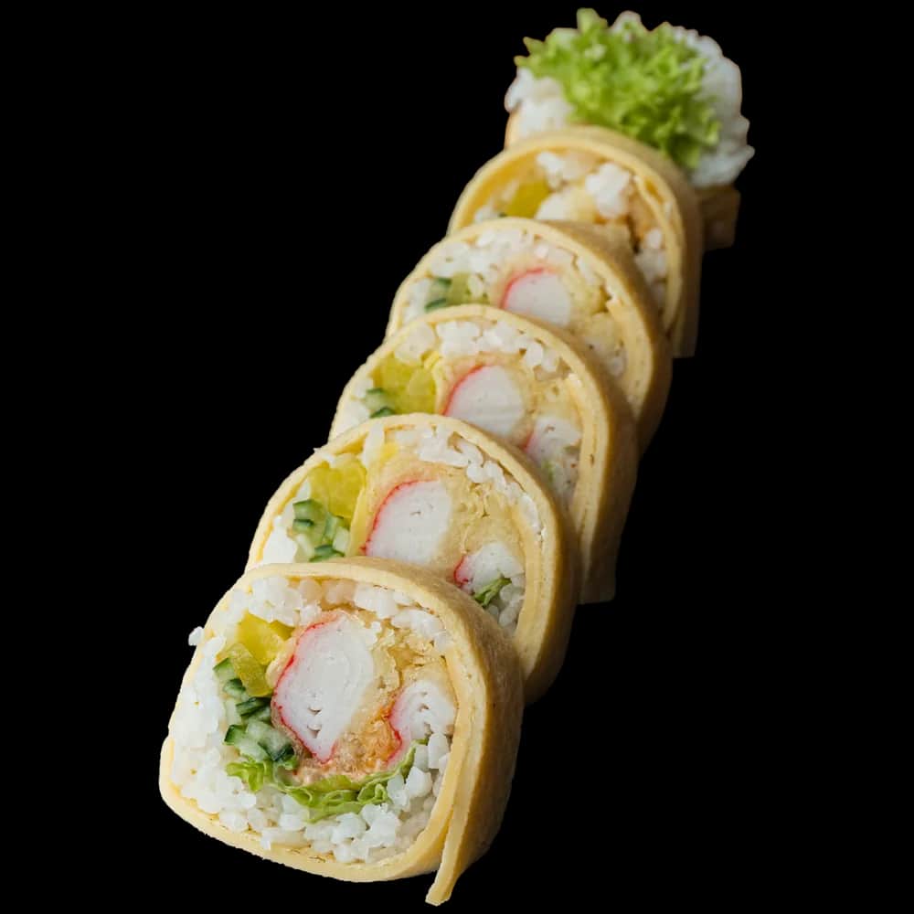 Tamago Maki – Paluszek krabowy w tempurze, spicy mayo, por, ogórek, oshinko (6 szt.)