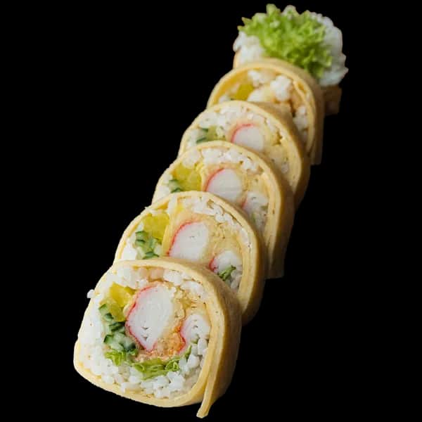 Tamago Maki – Paluszek krabowy w tempurze, spicy mayo, por, ogórek, oshinko (6 szt.)